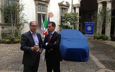 La cerimonia di consegna a palazzo cusani della nuova fiat grande punto donata dal rotary club milano net alla fondazione asilo mariuccia 07