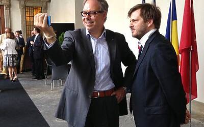 La cerimonia di consegna a palazzo cusani della nuova fiat grande punto donata dal rotary club milano net alla fondazione asilo mariuccia 15