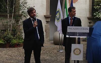 La cerimonia di consegna a palazzo cusani della nuova fiat grande punto donata dal rotary club milano net alla fondazione asilo mariuccia 21