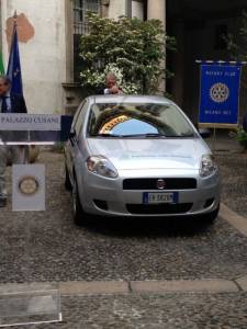 La cerimonia di consegna a palazzo cusani della nuova fiat grande punto donata dal rotary club milano net alla fondazione asilo mariuccia 25