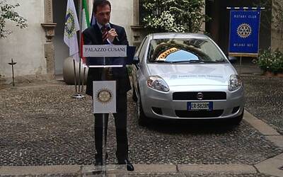 La cerimonia di consegna a palazzo cusani della nuova fiat grande punto donata dal rotary club milano net alla fondazione asilo mariuccia 27