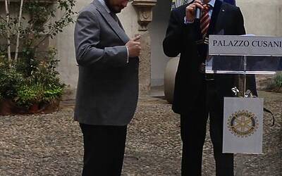 La cerimonia di consegna a palazzo cusani della nuova fiat grande punto donata dal rotary club milano net alla fondazione asilo mariuccia 35