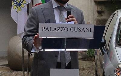 La cerimonia di consegna a palazzo cusani della nuova fiat grande punto donata dal rotary club milano net alla fondazione asilo mariuccia 38