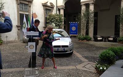 La cerimonia di consegna a palazzo cusani della nuova fiat grande punto donata dal rotary club milano net alla fondazione asilo mariuccia 41
