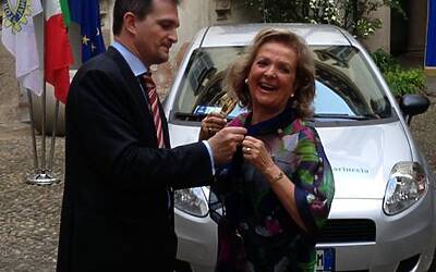 La cerimonia di consegna a palazzo cusani della nuova fiat grande punto donata dal rotary club milano net alla fondazione asilo mariuccia 44