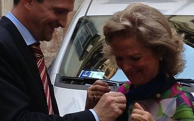 La cerimonia di consegna a palazzo cusani della nuova fiat grande punto donata dal rotary club milano net alla fondazione asilo mariuccia 45