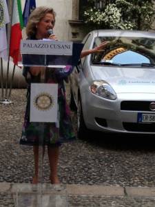 La cerimonia di consegna a palazzo cusani della nuova fiat grande punto donata dal rotary club milano net alla fondazione asilo mariuccia 46