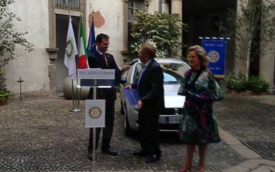 La cerimonia di consegna a palazzo cusani della nuova fiat grande punto donata dal rotary club milano net alla fondazione asilo mariuccia 47