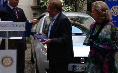 La cerimonia di consegna a palazzo cusani della nuova fiat grande punto donata dal rotary club milano net alla fondazione asilo mariuccia 49