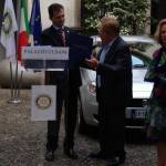 La cerimonia di consegna a palazzo cusani della nuova fiat grande punto donata dal rotary club milano net alla fondazione asilo mariuccia 50