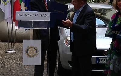 La cerimonia di consegna a palazzo cusani della nuova fiat grande punto donata dal rotary club milano net alla fondazione asilo mariuccia 50