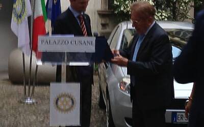 La cerimonia di consegna a palazzo cusani della nuova fiat grande punto donata dal rotary club milano net alla fondazione asilo mariuccia 51