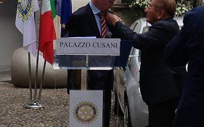 La cerimonia di consegna a palazzo cusani della nuova fiat grande punto donata dal rotary club milano net alla fondazione asilo mariuccia 52