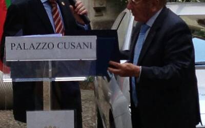 La cerimonia di consegna a palazzo cusani della nuova fiat grande punto donata dal rotary club milano net alla fondazione asilo mariuccia 54