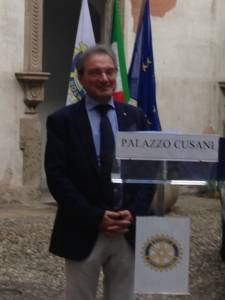 La cerimonia di consegna a palazzo cusani della nuova fiat grande punto donata dal rotary club milano net alla fondazione asilo mariuccia 55