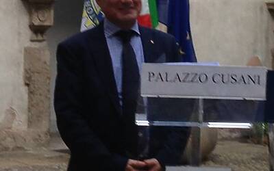 La cerimonia di consegna a palazzo cusani della nuova fiat grande punto donata dal rotary club milano net alla fondazione asilo mariuccia 55