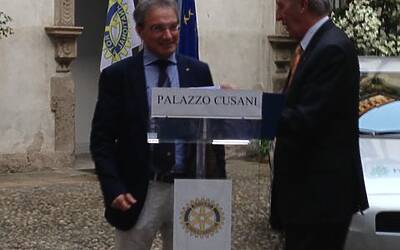 La cerimonia di consegna a palazzo cusani della nuova fiat grande punto donata dal rotary club milano net alla fondazione asilo mariuccia 57