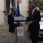 La cerimonia di consegna a palazzo cusani della nuova fiat grande punto donata dal rotary club milano net alla fondazione asilo mariuccia 58