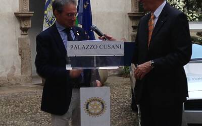 La cerimonia di consegna a palazzo cusani della nuova fiat grande punto donata dal rotary club milano net alla fondazione asilo mariuccia 58
