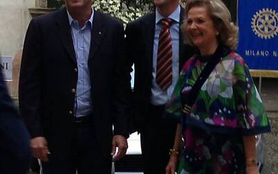 La cerimonia di consegna a palazzo cusani della nuova fiat grande punto donata dal rotary club milano net alla fondazione asilo mariuccia 60