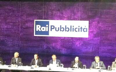 SERATA DI GALA RAI TV CON PRESENTAZIONE DEI PALINSESTI AUTUNNALI E DEI NUOVI PROGRAMMI TELEVISIVI NEGLI STUDI TELEVISIVI DI MILANO 010