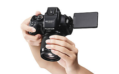 HS50EXR Black HighAngle Hand