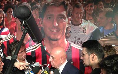 Nella location del Byblos di Milano adidas ed A.C. Milan hanno presentato ufficialmente la nuova maglia della stagione 20132014 01