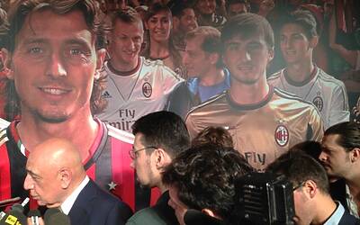 Nella location del Byblos di Milano adidas ed A.C. Milan hanno presentato ufficialmente la nuova maglia della stagione 20132014 03