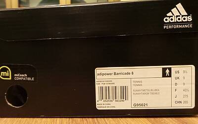 la scatola che contiene le adidas barricade 8