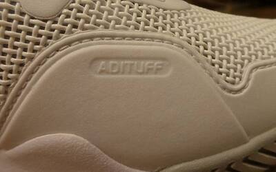 la tomaia è traforata per consentire ai tennisti di stare comodi