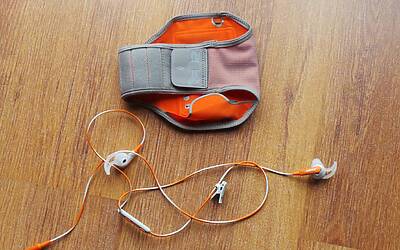 le nuove Cuffie sportive Bose SIE2 con la fascia da braccio fitness Reebok