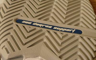 le scanalature nella suola delle adidas barricade 8 permette rapidi cambiamenti