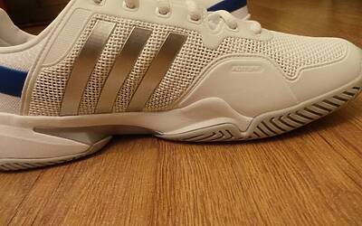 le tre strisce caratteristiche delladidas