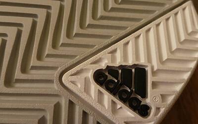 limmancabile logo delladidas anche nelle barricade 8