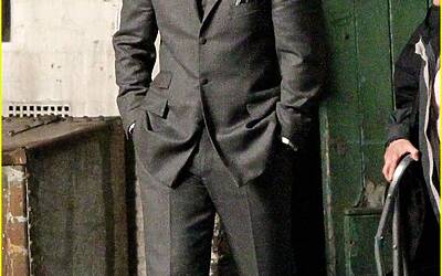 henry cavill suits up on man from uncle set 02