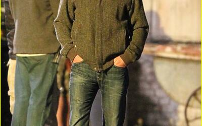 henry cavill suits up on man from uncle set 04