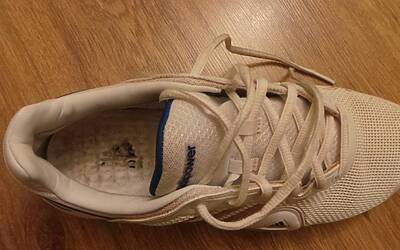 la soletta interna dopo le sollecitazioni della partita ha ovviamente usurato il logo adidas delle adidas barricade 8