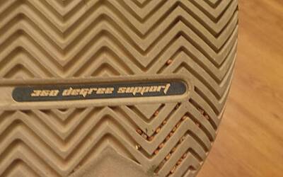 lottima suola delle adidas barricade 8 presenta la controindicazione che le pietre più piccole sincastrano