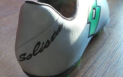 lunica cucitura della tomaia nelle Lotto Solista è nella parte del tallone