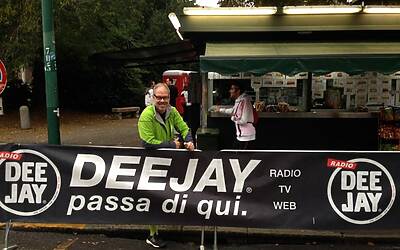 deejay ten milano 2013 le foto ed i video migliori non ufficiali della Deejay Ten milano 2013 guarda se ci sei anche tu tra i partecipanti alla corsa divertente di milano insieme a Radio Deejay e Linus 03