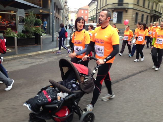 deejay ten milano 2013 le foto ed i video migliori non ufficiali della Deejay Ten milano 2013 guarda se ci sei anche tu tra i partecipanti alla corsa divertente di milano insieme a Radio Deejay e Linus correre corsa run running podisti podismo 16