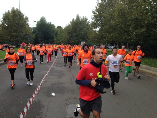 deejay ten milano 2013 le foto ed i video migliori non ufficiali della Deejay Ten milano 2013 guarda se ci sei anche tu tra i partecipanti alla corsa divertente di milano insieme a Radio Deejay e Linus correre corsa run running podisti podismo 27