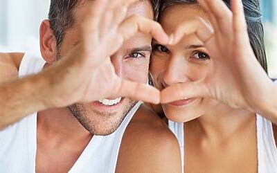 coppia felice cuore 600x398