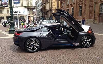 prova auto ibrida ed elettrica bmw i3 i8 al salone del libro torino 201430