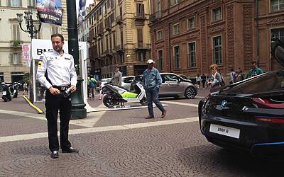 prova auto ibrida ed elettrica bmw i3 i8 al salone del libro torino 201436