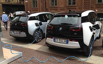 prova auto ibrida ed elettrica bmw i3 i8 al salone del libro torino 201443