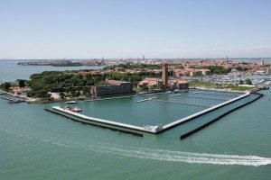 Non solo lo scandalo Mose a Venezia Somfy e KE realizzano la innovativa protezione solare di un pontile sull’isola di Sant’Elena a Venezia