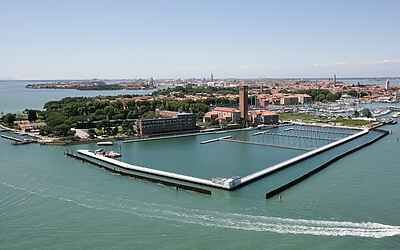 Non solo lo scandalo Mose a Venezia Somfy e KE realizzano la innovativa protezione solare di un pontile sull’isola di Sant’Elena a Venezia