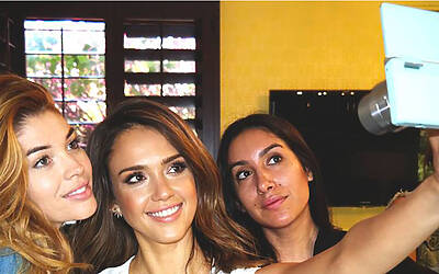 Selfie Jessica Alba Samsung NXmini