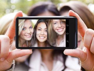 Selfie di gruppo Samsung Galaxy Camera 2